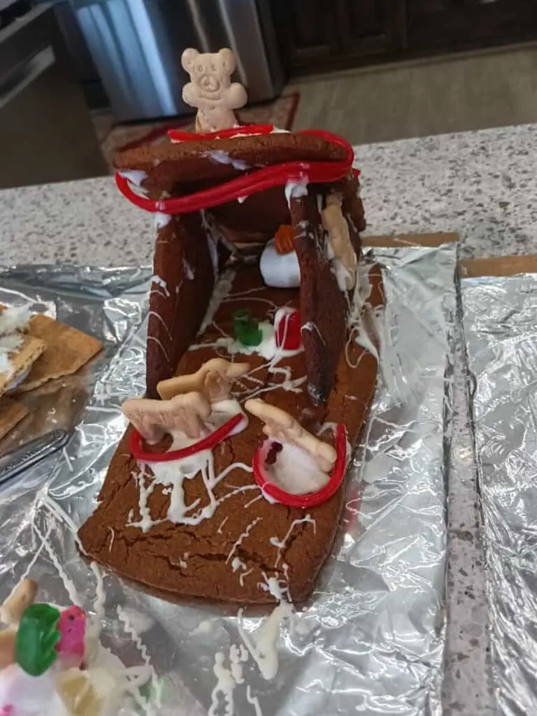 Gingerbread Nativity Instructions | Simple STEM Activity 15 Triangular gingerbread Nativity with candies